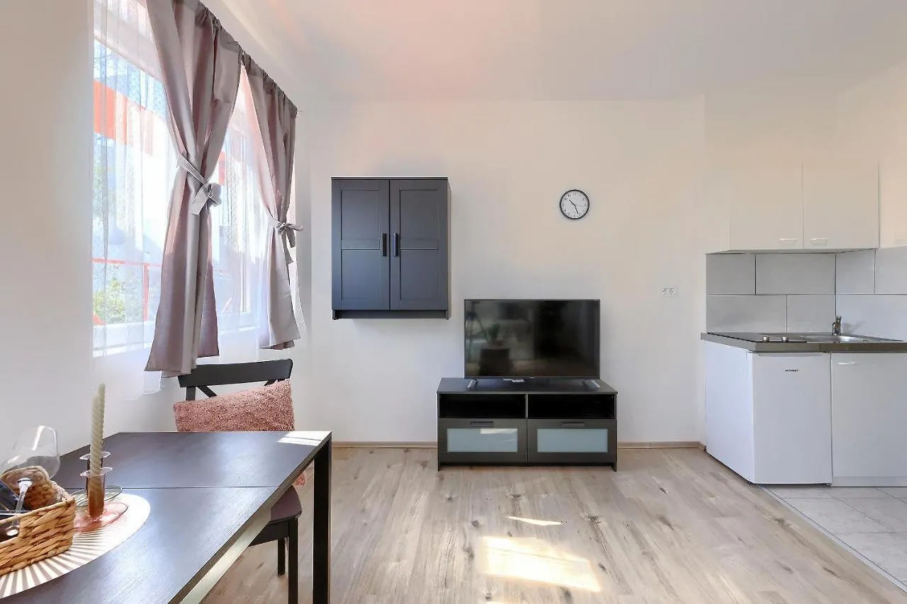 Monte Zaro Hostel Πούλα