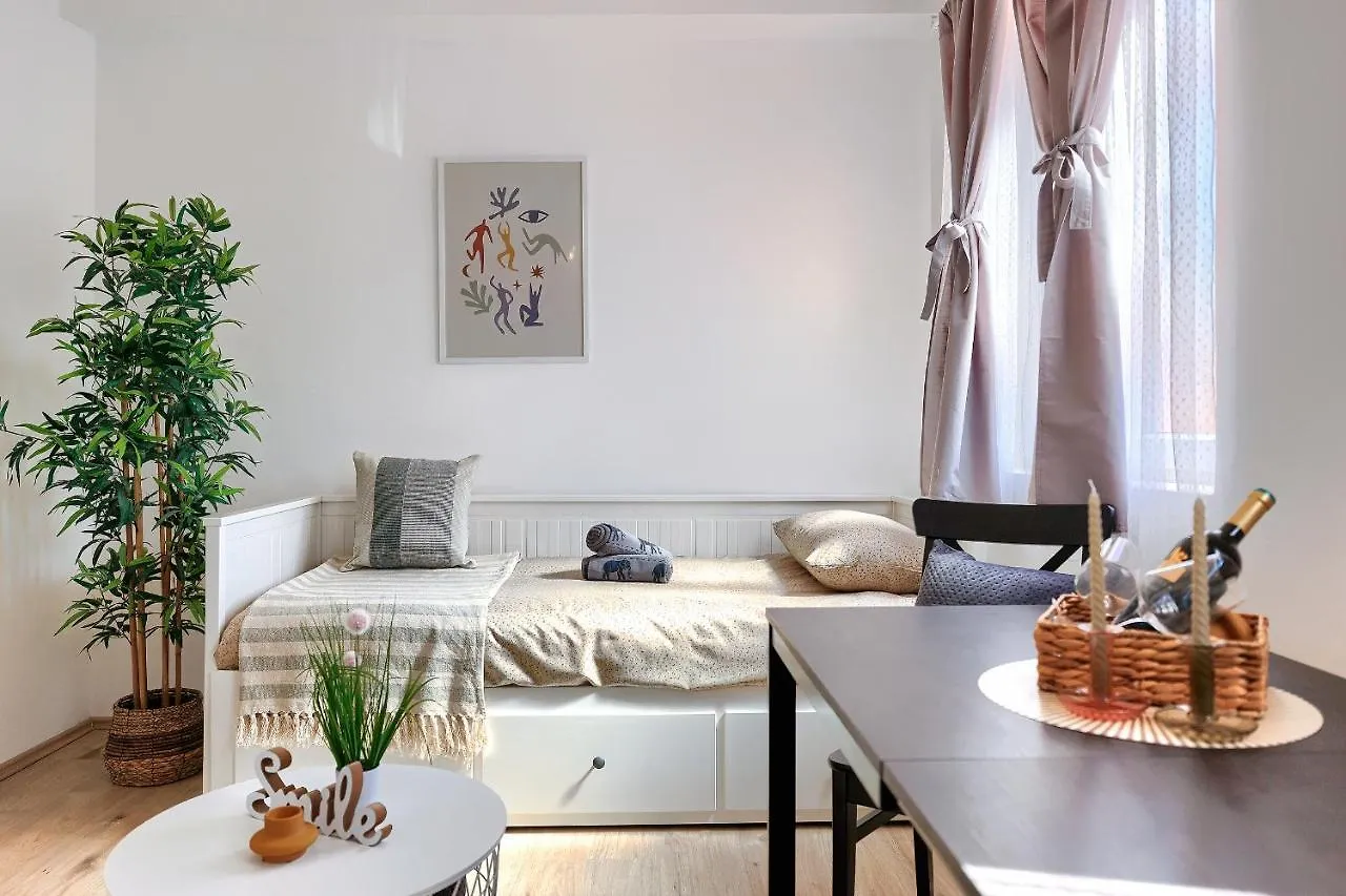 Monte Zaro Hostel Πούλα