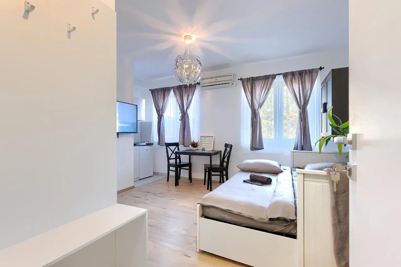 Monte Zaro Hostel Πούλα