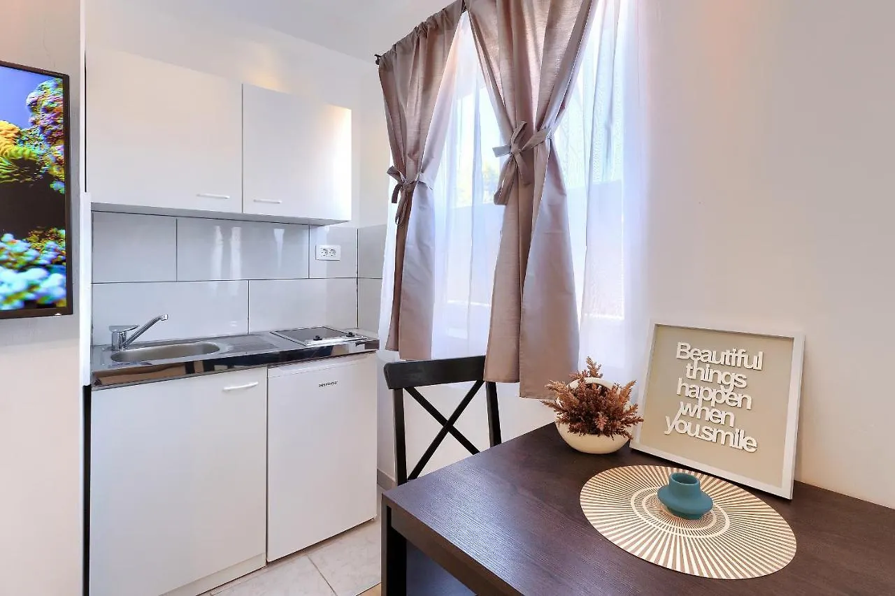 Monte Zaro Hostel Πούλα