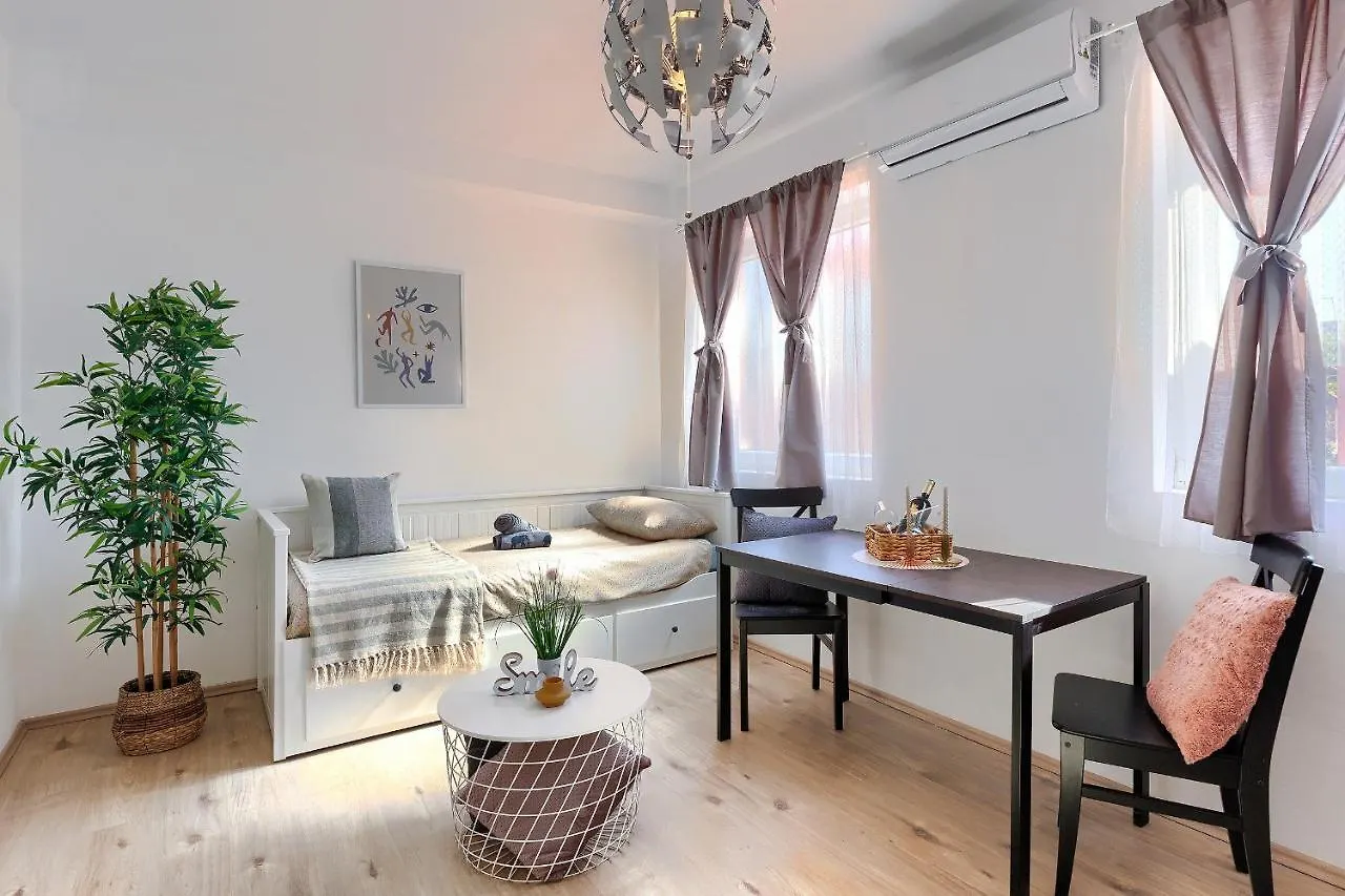 Monte Zaro Hostel Πούλα
