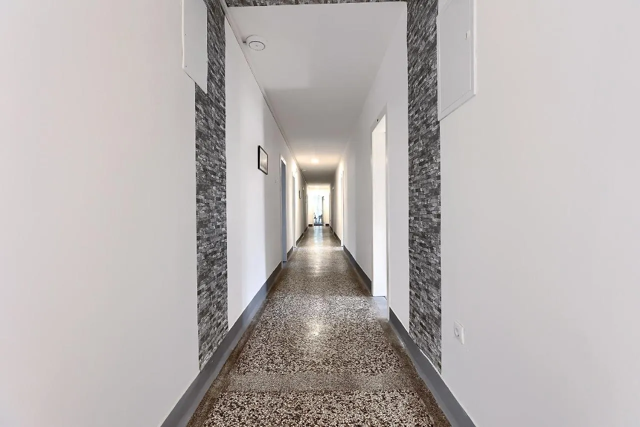Monte Zaro Hostel Πούλα